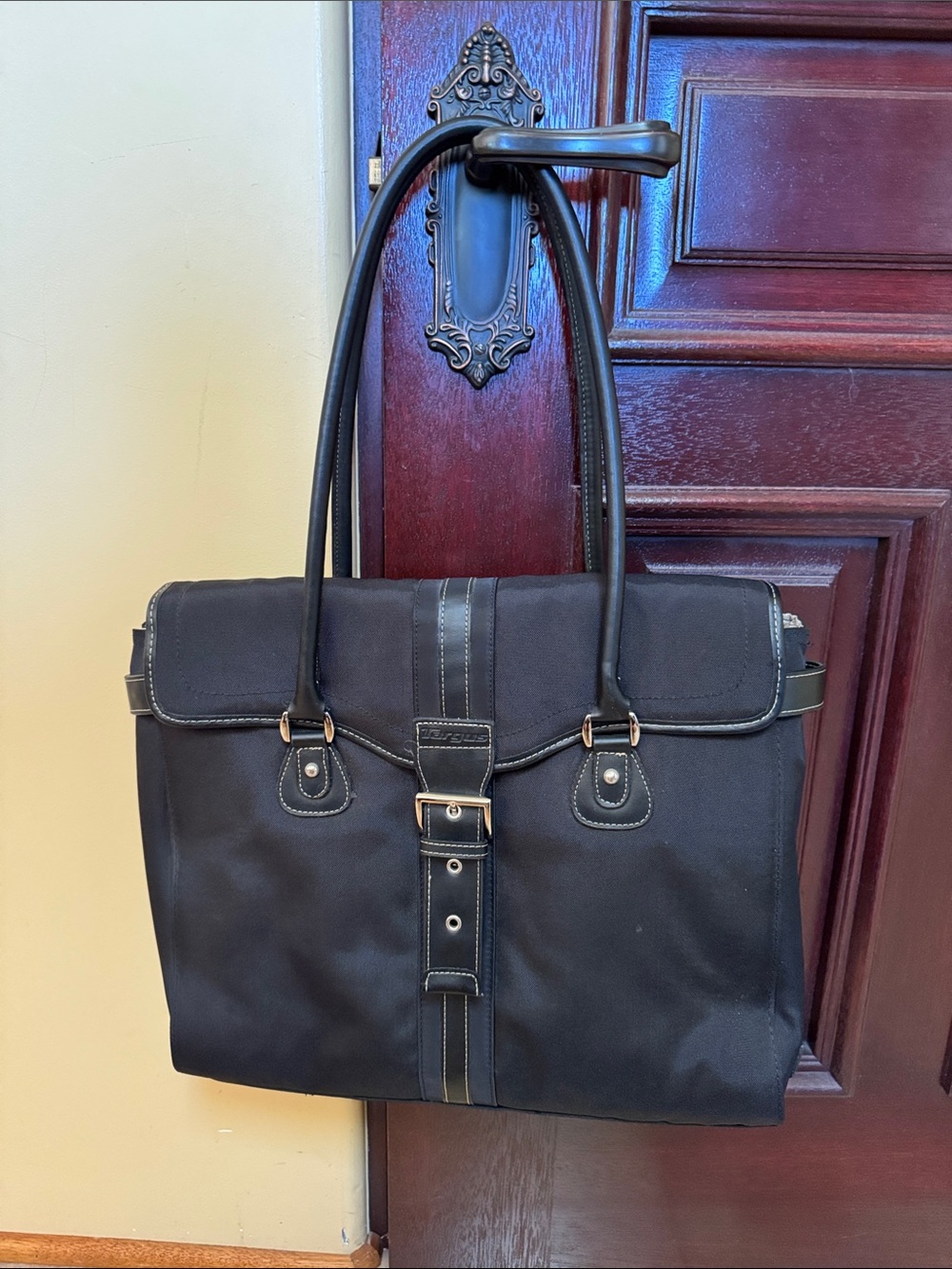 Excellent Condition Targus Laptop Case  15 x 14.5 x 4” Leather like accents